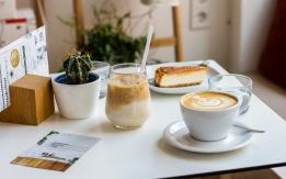 コーヒーとケーキの写真